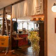 食の安心・安全の意識が高いママファンを抱える【みのる食堂】。料理だけでなく、設備や接客の部分でも抜かりありません。店内はベビーカーごと入店可能。ママのニーズを熟知するスタッフが親切に対応してくれます。