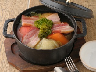 野菜の味を活かす『ごろっと野菜と熟成ベーコンのことこと煮』