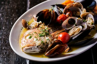 旬の旨味が詰まったアクアパッツァ