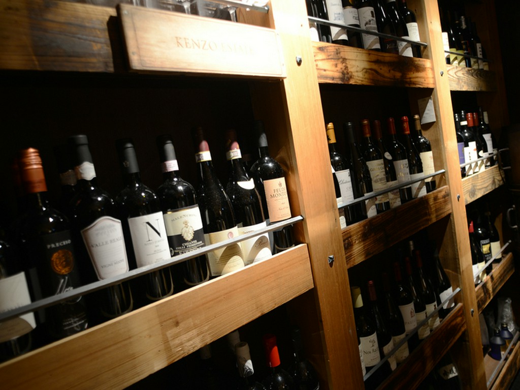 生産者の元へ直接足を運び発掘したワインの数々