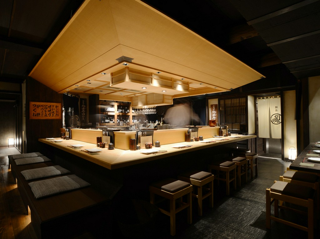 店内中央に鎮座している白木のカウンター