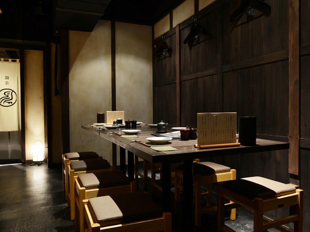 テーブル席は移動可能。人数に合わせて動かせます