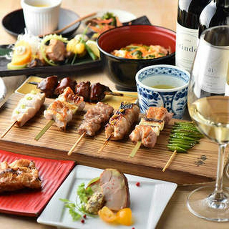 特級串と伊達鶏を組み合せた本格串7本や名物八ヶ岳卵の親子丼又は伊達鶏カレーを堪能できる鳥幸満喫コース