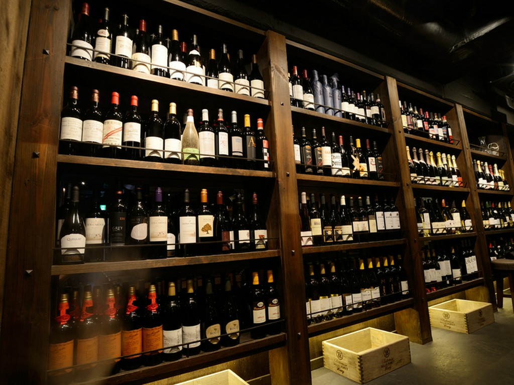 暖簾をくぐり店に入ると、棚には一面ワインがずらり