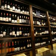 押上にある名店【神泉　遠藤利三郎商店】監修のもと、ワインを常時100種類ほど用意しています。もちろん、それら全てを案内してもらえるソムリエも常駐。好みの一本を探してもらえるので、気軽に相談を。