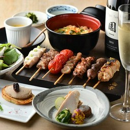 充実のおすすめコース。伊達鶏や国産銘柄鶏をメインに希少部位まで様々な串の数々。