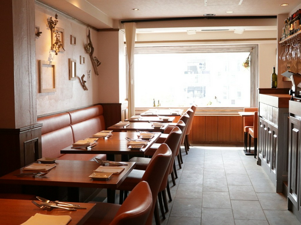 食事と共にアート作品も楽しめるオシャレな空間