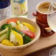 ズッキーニ、パプリカ、カリフラワーなどの野菜を、アンチョビ、ガーリック、白味噌の特製ソースにつけて。