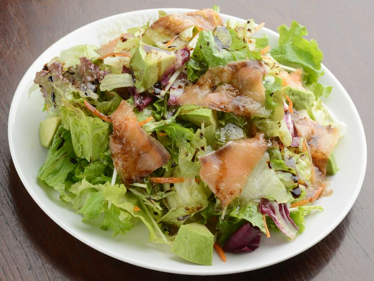 相性バッチリ定番サラダ『スモークサーモンとアボカドのサラダ』