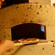 石窯で焼き上げたピザは、外はカリッと中はもちもちの食感。何枚でも食べてしまえそう。