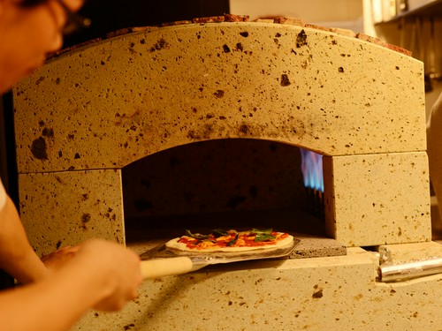 ワイコインで窯焼きの本格ピザを堪能できます