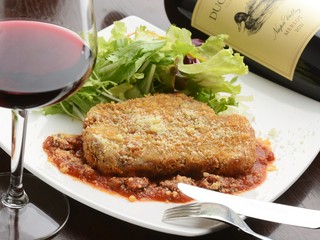 人気メニュー『ドカンと！豚肉のカツレツ』などの特製料理を！