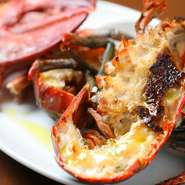 北海道の食材にこだわりのある【てっぱん焼き　ダイニング　ゑびす】。お肉はもちろん魚介類も種類が豊富です。オマール海老のほか、厚岸産牡蠣「まるえもん」やオホーツク産活ダコなど、絶品メニューが楽しめます。