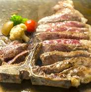 北海道道産牛の骨付き肉！サーロイン・フィレのいいとこどり！柔らかくジューシー！
500ｇ（1～2名様）800ｇ（2～3名様）1000ｇ（3～4名様）と迫力満点の量り売り！！