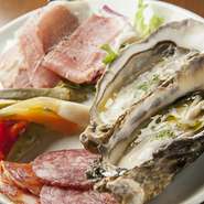 生ハム、ピクルス、牡蠣の燻製、鴨のロースト等季節の美味しいをてんこ盛りで破格の980円（税抜）！