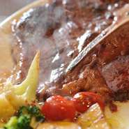 サーロインとフィレの二種類の味が楽しめます。塊肉を500ｇ（1～2名様）～切り分け量り売り！！