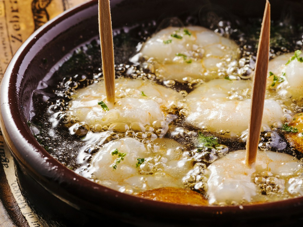 ワインのお供に相性が抜群な『エビのアヒージョ』