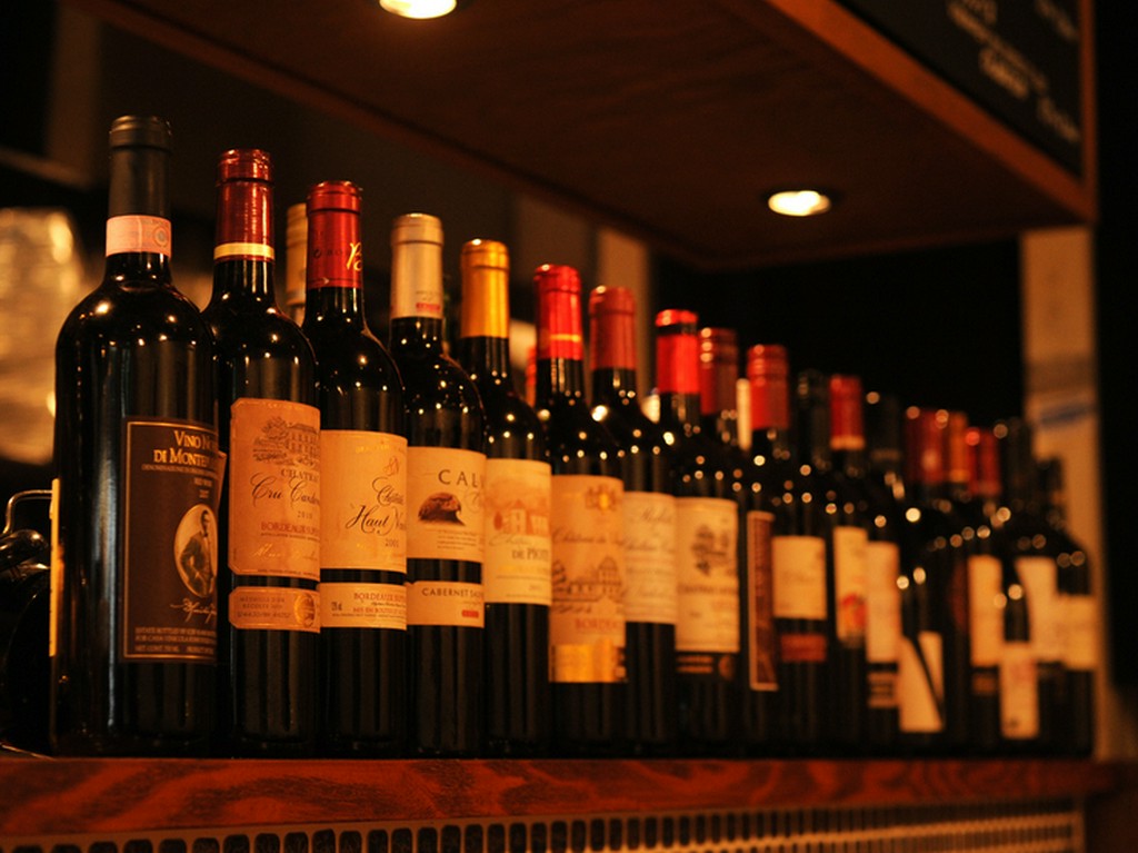 シェフが選んだ、世界各地のワインが揃っています