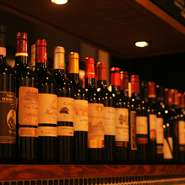 常時40種以上あり、好みのワインを選べます。料理に合わせて最適なワインを選んでもらうこともできます。