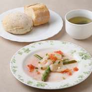 人気の煮込みハンバーグやビーフシチューに帆立貝柱のマリネとスープ、パンかライスが付くセットメニューが1220円～とリーズナブル。同じ商店街のパン屋に特別に作ってもらったフランスパンはソースとの相性も抜群！