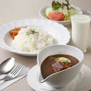 ビーフシチューと同じフォンドヴォーを使ったシチュー風味のカレーは、味わい深く、観光客を中心にも人気の一品です。大きめの牛肉も入って、ボリュームもたっぷりです。