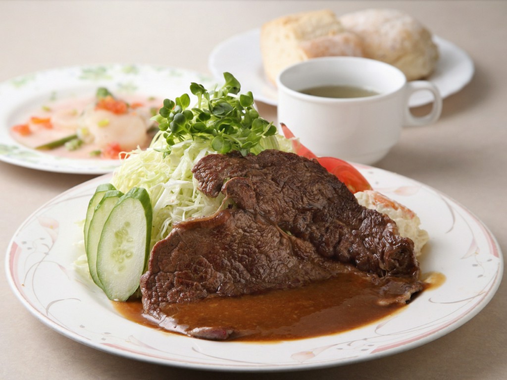 付け合わせのサラダがたっぷりで女性にうれしい