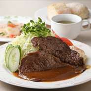 100gのステーキに、たっぷりのサラダを盛りつけた『薄切りビーフステーキサラダ』は、肉と野菜のバランスがとれると女性に評判です。醤油をベースにミルクを加えたクリーミーな自家製ステーキソースにも注目。