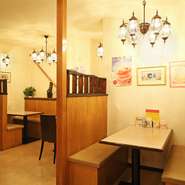 シンプルでナチュラルな雰囲気の店内は、1人でも入りやすい雰囲気。加えて、奥さまの親しみある飾らない接客に、日々の疲れも癒されます。地元の方の憩いの場として愛されているというのも納得です。