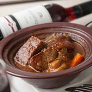 人気のハンバーグが付いたお子様ランチや丁寧に作るお子様グラタンは小さな子どもを連れたママやファミリーに人気です。ワインにチューハイ、ノンアルコールビールと大人向けのドリンクも揃い、家族で楽しめます。