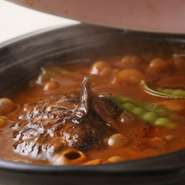 肉のおいしさをしっかり閉じ込めたハンバーグを、自慢のフォン・ド・ヴォーで煮込んだ人気メニュー。