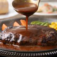 宮崎牛がたっぷり入った、ジューシーで歯ごたえのあるビーフハンバーグは180gと男性も大満足のボリューム！