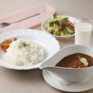 カレー（牛肉、人参、玉ねぎ、馬鈴薯、チャツネ、ライス、サラダ、ミルクのセット）