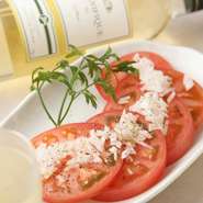 みじん切りにした玉ねぎとブラックペッパーがポイントのサラダは、さっぱりとしてお酒ともよく合います。