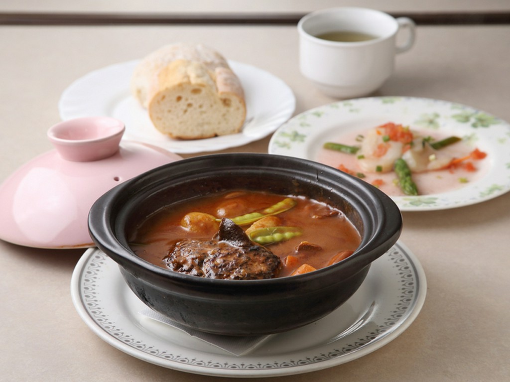 ランチにカフェ、ディナーと幅広いシーンで使える