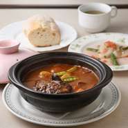 ディナーはもちろん、リーズナブルなランチや、パフェやケーキなどのカフェメニューも充実しています。