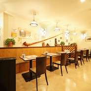 商店街という場所柄、近隣のお年寄りや家族連れが多いため、型にはまった接客ではなく、フレンドリーで人間味のある接客を心がけています。お客様との距離が近く、気軽に世間話が交せる雰囲気です。