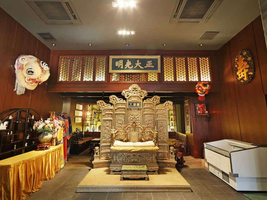 宮廷の茶室をイメージした、豪華絢爛なこだわりの店内