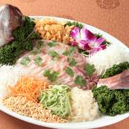 朝とれたての新鮮な「海の幸」を使用。様々な薬味、特に絶妙な味を醸し出すパクチーと共に召し上がれる、日本の刺身とは一味違う一品に仕上げました。