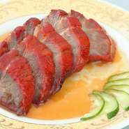 焼き手のプロがこだわりぬいた食材を大窯で焼き上げた究極の逸品。少し甘めの特製ソースで召し上がれ。