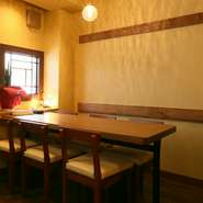 2014年9月にオープンした【炭焼とフレンチはっさく】の店内は、細部にいたるまでおしゃれなインテリアで統一。女性好みの空間です。お料理とお酒、そして会話も楽しみたい「女子会」におすすめ。