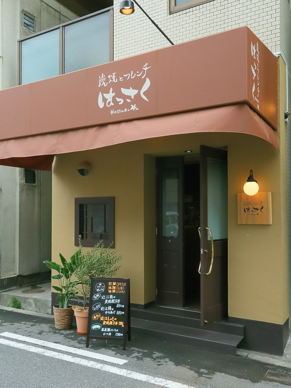 大通りの喧騒から少し離れた隠れ家的なお店
