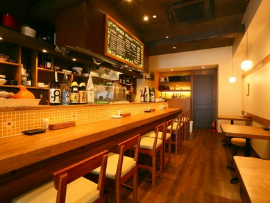 店主との会話と仕事帰りの一杯が楽しめるカウンター席