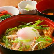 希少な「近江しゃも」を使用。丁寧に炭で焼き上げた肉が入っており、一度食べたらやみつきになるおいしさ。近江しゃもの持つコクのある旨味を楽しんでください。