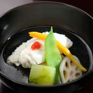 素材はもちろん、出汁には特にこだわりが強い料理人。まろやかに仕上げるために妙見山の天然湧水を使い、その水にかつおぶしやまぐろぶし、北海道産真昆布の旨みを加えることで、繊細で上品な味わいに。