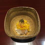 重陽の節句がある9月らしく、菊を使った一品です。様々な食感が楽しめます。