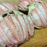 ズワイガニのメスせこ蟹。身と丁寧にせせり、内子と外子を身の下に潜ませた一品。12月末までの期間限定です