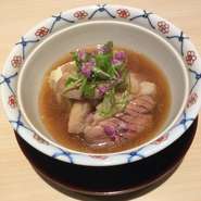 鴨が美味しい季節になりました。ほくほくと甘い海老芋と共にお召し上がりください。