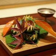 自家製のイクラ醤油漬や、旬の魚で小袖鮨など、小さいながらも存在感のある小付をお楽しみください。