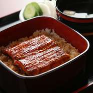 天然うなぎに限りなく近づけた養殖うなぎ「坂東太郎」は、栄養価は天然以上。紀州備長炭を使用することにより、うなぎの脂とタレが炭の上に落ちて発生した煙がうなぎを燻すことで、より芳醇な香りを醸し出します。