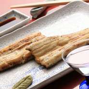 うなぎ本来の味が堪能できる「白焼き」は同店自慢の一品です。「蒲焼」や「きも焼」、「う巻玉子」など、「うなぎ」づくしが楽しめます。お酒との相性も抜群。一杯とともに、ご賞味下さい。